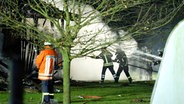 Feuerwehrleute löschen nachts eine brennende Scheune in Asendorf. © Nord-West-Media TV 