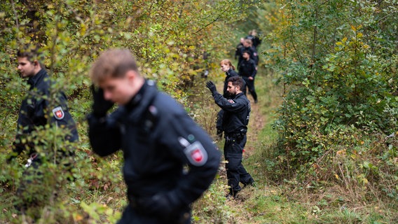 Fahrzeuge der Polizei stehen an Einsatzort. Nach dem Verschwinden eines Studenten bei einer Party auf einem Campingplatz an der Ilmenau fehlt weiterhin jede Spur von dem 19-Jährigen. © Philipp Schulze/dpa Foto: Philipp Schulze