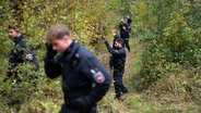 Fahrzeuge der Polizei stehen an Einsatzort. Nach dem Verschwinden eines Studenten bei einer Party auf einem Campingplatz an der Ilmenau fehlt weiterhin jede Spur von dem 19-Jährigen. © Philipp Schulze/dpa Foto: Philipp Schulze