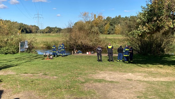 Einsatzkräfte von Feuerwehr und THW suchen an der Ilmenau in Melbeck nach dem vermissten Studenten © NDR Foto: Eike Müller