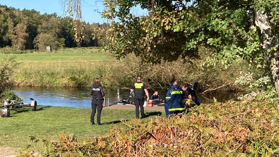 Einsatzkräfte von Feuerwehr und THW suchen an der Ilmenau in Melbeck nach dem vermissten Studenten © NDR Foto: Eike Müller