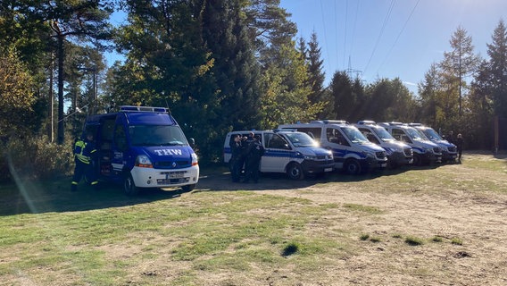 Mehrere Einsatzfahrzeuge der Polizei und des THW stehen in einer Reihe © NDR Foto: Eike Müller