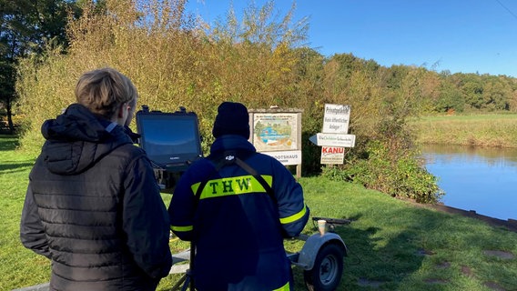 Mithilfe von einer Drohne sucht das THW die Umgebung des Campingplatzes ab. © NDR Foto: Eike Müller