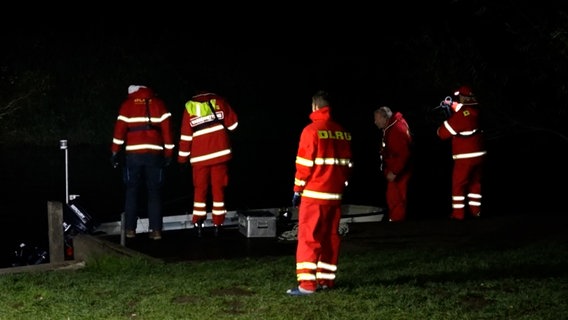 Einsatzkräfte der DLRG stehen an der Illmenau bei Melbeck. © NEWS5 