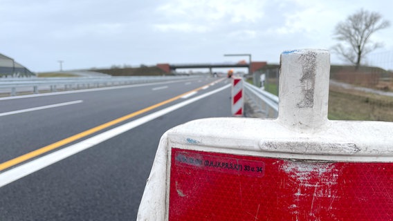 Das Bild zeigt eine leere Autobahn kurz nach ihrer Eröffnung. © NDR Foto: Jon Mendrala