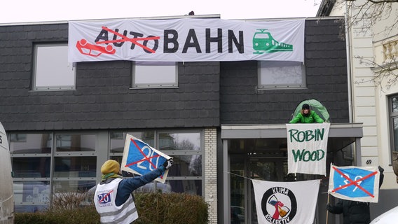 Aktivisten haben Banner vor dem Gebäude der Autobahn GmbH in Lüneburg angebracht. © ROBIN WOOD Foto: Cécile Lecomte