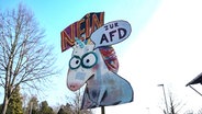 Bei einer Kundgebung gegen den Landesparteitag der AfD Niedersachsen wird ein Einhorn aus Karton mit den Worten "Nein zur AfD" hochgehalten. © dpa-Bildfunk Foto: Michael Matthey