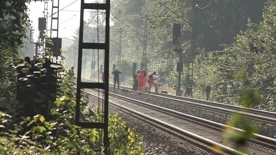 Arbeiter auf Gleisen in Bremen. Zuvor hatte es vermutlich einen Kabelbrand gegeben. © Nord-West-Media TV 