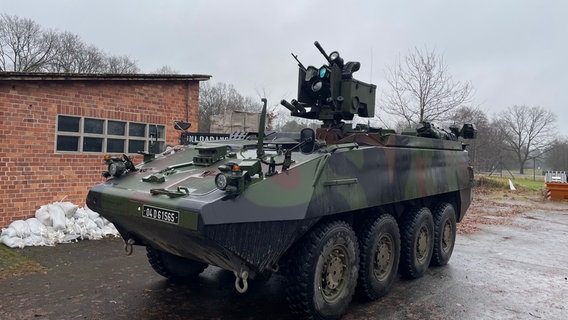 EIn Fahrzeug der Bundeswehr steht auf einem Kasernengelände in Bergen. © NDR Foto: Jon Mendrala