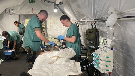 Soldaten behandeln Patienten in einem Lazarett bei einer Übung auf einem Kasernengelände in Bergen. © NDR Foto: Jon Mendrala