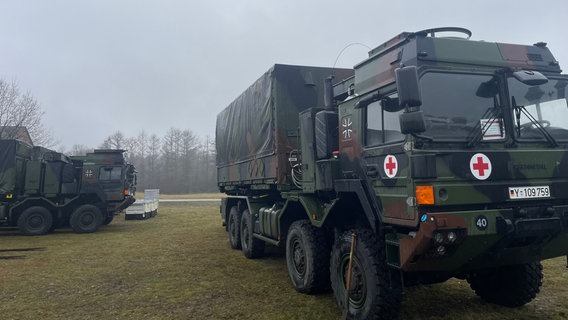 Militärfahrzeuge bei einer Übung auf einem Kasernengelände in Bergen. © NDR Foto: Jon Mendrala