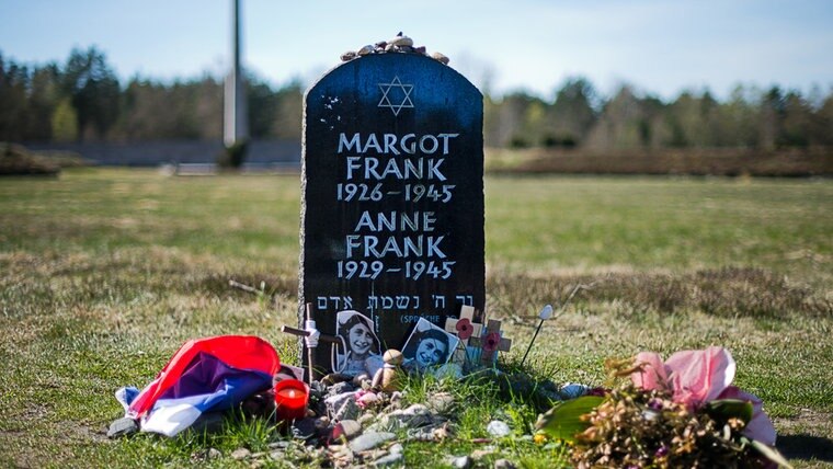 Blumen vor Gedenkstein von Margot und Anne Frank in Bergen-Belsen. © dpa-bildfunk Foto: Sebastian Kahnert