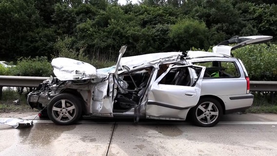 Ein Pkw steht nach einem Unfall auf der A7 bei Bispingen. © TV Elbnews 