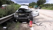 Ein Pkw steht nach einem Unfall auf der A7 bei Bispingen. © TV Elbnews 