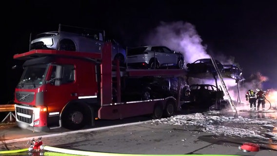 Die Feuerwehr löscht einen brennenden Autotransporter auf der A7. © Hellwig TV Elbnews Produktion 