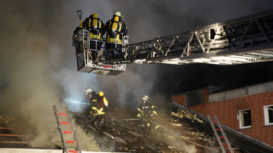 Feuerwehr Rettet In Bleckede Fünf Menschen Aus Brennendem Haus | NDR.de ...