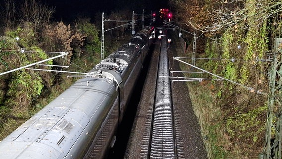 Ein ICE steht auf einer Bahnstrecke nach einem Blitzeinschlag in einer Oberleitung bei Bienenbüttel. © Gemeindefeuerwehr Bienenbüttel 