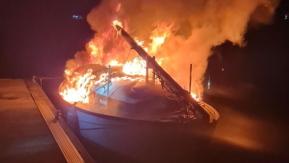 Segelboot bei Brand im Stader Holzhafen zerstört   - Nachrichten -  Niedersachsen - Studio Lüneburg
