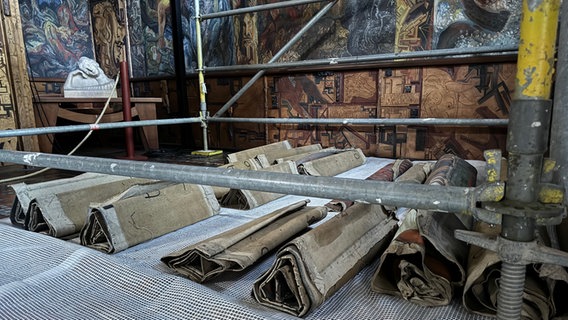 Eingerollte Teile eines Monumentalgemäldes liegen auf dem Dachboden der Kunststätte Bossard. © NDR Foto: Regina Hamborg