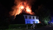 Ein Wohnhaus steht in Flammen. © TV Elbnews 