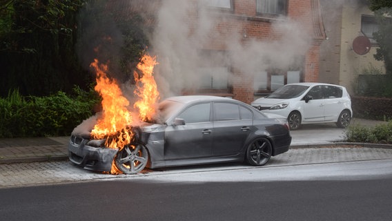 Ein BMW brennt am Straßenrand und muss von der Feuerwehr gelöscht werden. © Feuerwehr Harsefeld 