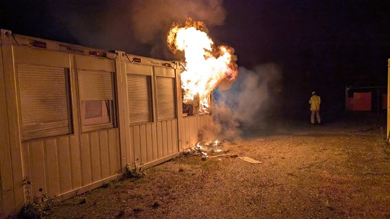 Flammen schlagen aus einem Wohncontainer. © Polizeiinspektion Stade 