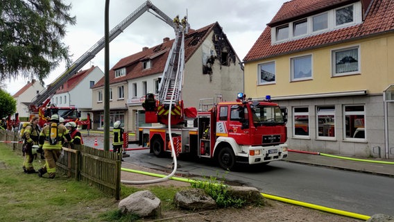 Feuerwehrleute bekämpfen einen Wohnungsbrand in Walsrode. © Feuerwehr Walsrode 