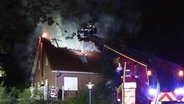 Feuerwehrleute löschen den brennenden Dachstuhl einer Kita in Buchholz. © TV Elbnews 