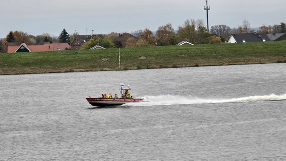 Ein Boot der Feuerwehr des Landkreis Harburg fährt bei Bullenhausen über die Elbe. © Feuerwehr Seevetal 