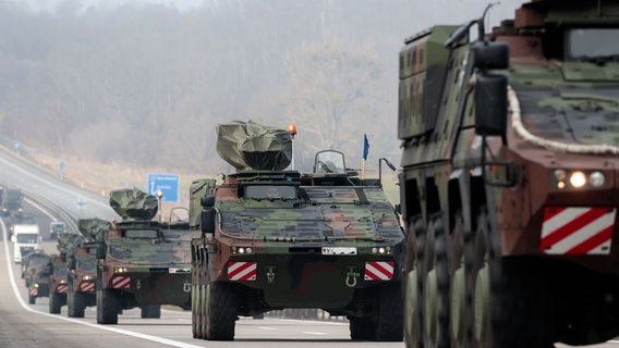 Fahrzeuge der Bundeswehr fahren in einem Konvoi auf de Autobahn. © Bundeswehr 