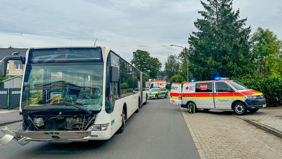 Ein Bus steht neben einem Krankenwagen an einer Unfallstelle in Meckelburg, an der ein Junge schwer verletzt wurde. © JOTO Foto: Tobias Johannig