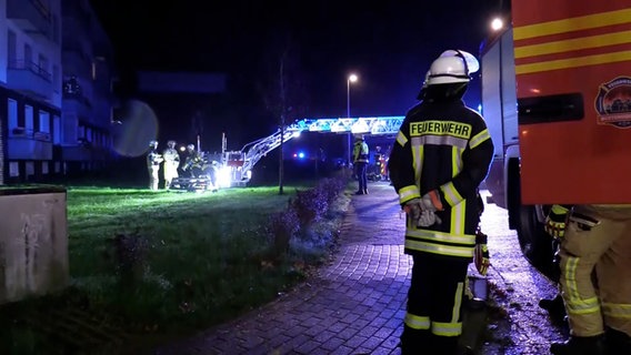 Nach einem Femizid transportieren Feuerwehrleute eine schwer verletzte Frau mit einer Drehleiter aus einem Wohnhaus in Buxtehude. © TV-Elbnews 