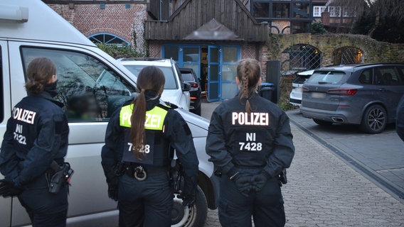 Polizistinnen vor Gebäuden in Buxtehude, die durchsucht werden. © Polizeiinspektion Stade 