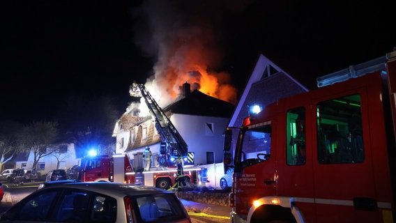 Die Feuerwehr in Buxtehude löscht ein brennendes Wohnhaus. © Feuerwehr Buxtehude 