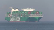 Das Containerschiff "Ever Ace" der Reederei "Evergreen" passiert Cuxhaven. © Nord-West-Media TV 