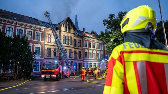 Feuerwehrleute löschen einen Dachstuhlbrand in Lüneburg. © dpa Bildfunk Foto: Philipp Schulze