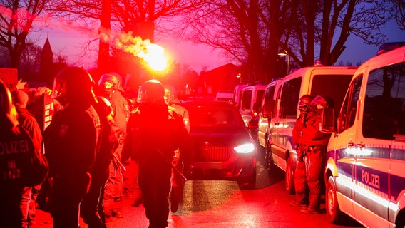 Ein Fahrzeug das zu einer AfD Wahlkampfveranstaltung fährt, wird in Dahlenburg von einem Gegendemonstranten mit einem brennenden Bengalo beworfen. © dpa-Bildfunk Foto: Philipp Schulze