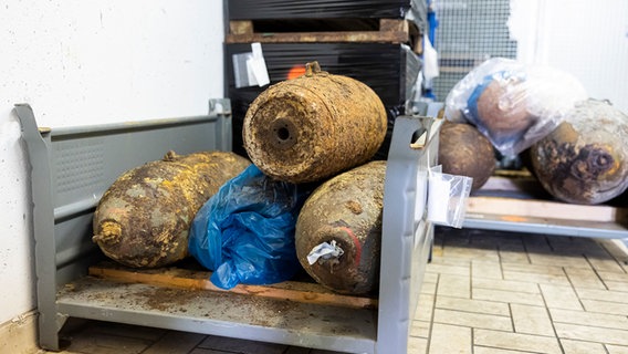 Geborgene Fliegerbomben aus dem zweiten Weltkrieg lagern in einem Munitions- und Explosivstoffbunker der Gesellschaft zur Entsorgung chemischer Kampfstoffe und Rüstungs-Altlasten (GEKA). © dpa-Bildfunk Foto: Michael Matthey