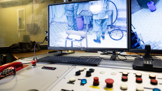 Geborgene Fliegerbomben aus dem zweiten Weltkrieg lagern in einem Munitions- und Explosivstoffbunker der Gesellschaft zur Entsorgung chemischer Kampfstoffe und Rüstungs-Altlasten (GEKA). © dpa-Bildfunk Foto: Michael Matthey