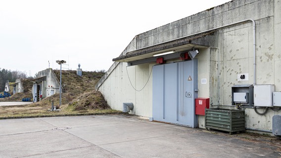 Mehrere Munitions- und Explosivstoffbunker auf dem Gelände der Gesellschaft zur Entsorgung chemischer Kampfstoffe und Rüstungs-Altlasten (GEKA) in Munster. © dpa-Bildfunk Foto: Michael Matthey