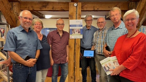 Digital-Lotsen zeigen ihr Angebot in der Stadtbibliothek Buxtehude © Hansestadt Buxtehude 