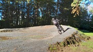 Ein BMX-Bike-Fahrer im neuen Dirt-Park Stade © Hansestadt Stade 