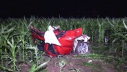 Ein Teil eines Tesla-Autos liegt nach einem Unfall bei Dohren (Landkreis Harburg) in einem Maisfeld. © TV Elbnews 