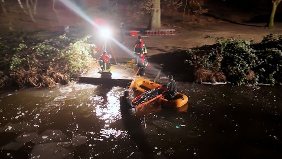 Einsatzkräfte der Feuerwehr üben auf dem Stadtteich in Buchholz eine Eisrettung. © TeleNewsNetwork 