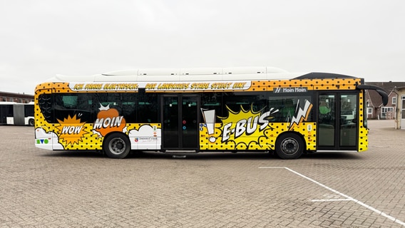 Ein bedruckter Elektrobus des Verkehrsunternehmens KVG steht auf einem Parkplatz. © KVG Stade GmbH & Co. KG 