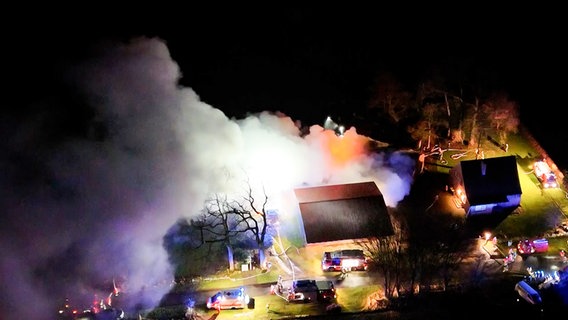 Die Feuerwehr löscht eine brennende Lagerhalle in Elsdorf (Drohnenfoto) © TeleNewsNetwork 