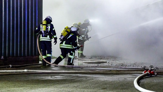 Feuerwehrleute löschen eine brennende Lagerhalle in Elsdorf © TeleNewsNetwork 