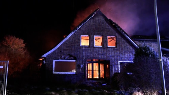 Ein leerstehendes Wohnhaus steht in Flammen. © TeleNewsNetwork 