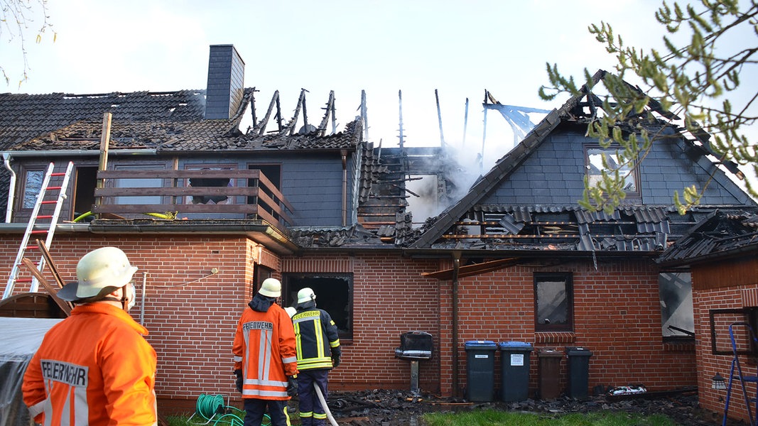 Feuer zerstört Haus im Landkreis Stade: 400.000 Euro ...