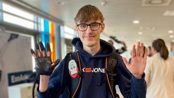 Ein junger Mann trägt ein Exoskelett © Handwerkskammer Braunschweig-Lüneburg-Stade 